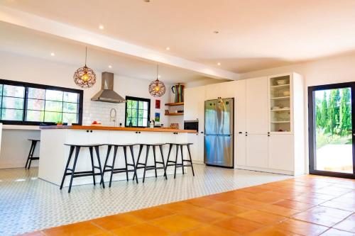 Mediterranean Luxe Villa • 8PAX • Pool • BBQ •Cozy in Santa Paula