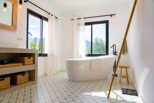 Mediterranean Luxe Villa • 8PAX • Pool • BBQ •Cozy in Santa Paula