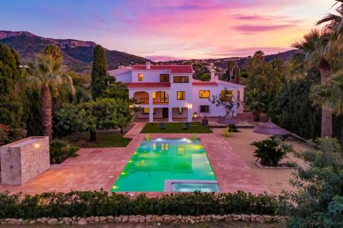 Mediterranean Luxe Villa • 8PAX • Pool • BBQ •Cozy in Santa Paula