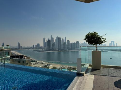 Beachside Bliss: Stylish New Studio at Seven Palm, Дубай