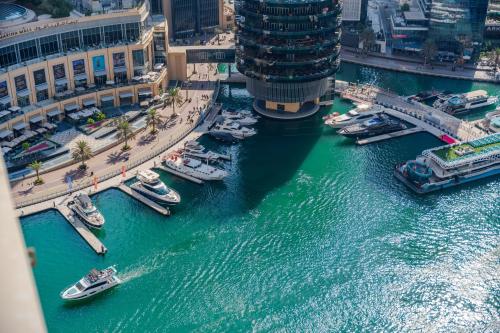 Spacious 1BHK Apt with Canal View in Dubai Marina - image 13