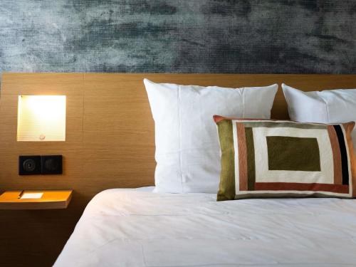 1 queen bed, 1 twin bed