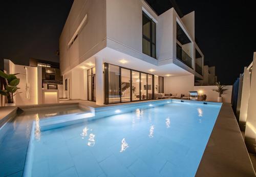 Blausee Beachfront Villa with Private Pool – khách sạn tại Umm Al Quwain