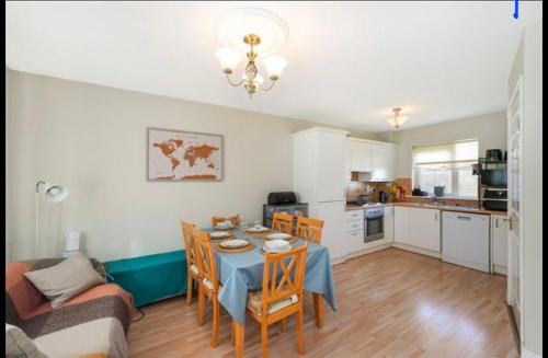 3 Cosy Bedrooms in a House 6 people 4