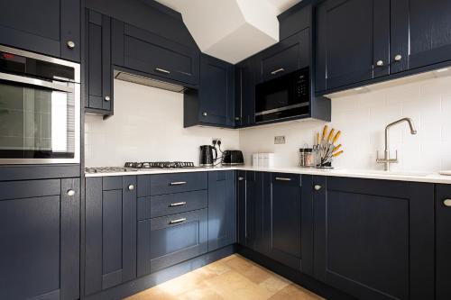 virtuve, Charming 2 Bed Cottage Pet Friendly Garden Parking in Woodhouse Eaves in Woodhouse Eaves