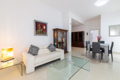 GuestHost - Palermo Roomy and Modern Apartment