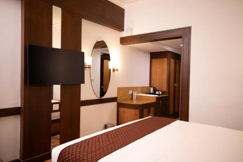 room detail thumbnail 2