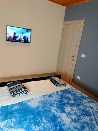 Shared lounge/TV area, Cutting Edge Guest House in Kunkujang Jattaya