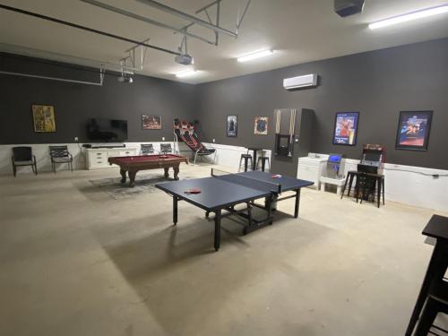 Lakefront Luxury Flat Lot, Heated Pool, Hot Tub & Game Room Fun Dock! in โนอาโนคแรพิดส์ (NC)