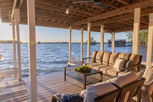 Lakefront Luxury Flat Lot, Heated Pool, Hot Tub & Game Room Fun Dock! in โนอาโนคแรพิดส์ (NC)