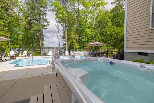Lakefront Luxury Flat Lot, Heated Pool, Hot Tub & Game Room Fun Dock! in โนอาโนคแรพิดส์ (NC)