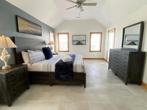1min to Beach! Heated Pool Included! Ocean ViewsGolf CartElevatorHot Tub - image 2