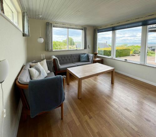 Pohled zvenku, 70S Holiday Home With Views Over The Sea in Vedelshave