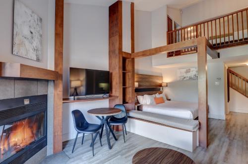 2 queen beds, 1 sofa bed
