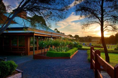 Deluxe Villa - Circa 1860s Homestead in Lancefield