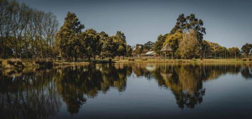 Deluxe Villa - Circa 1860s Homestead in Lancefield