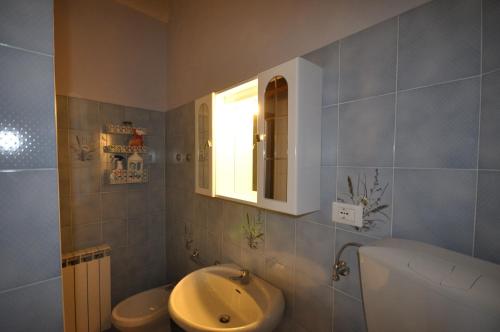 Bathroom, Lake Apartment in Endine Gaiano