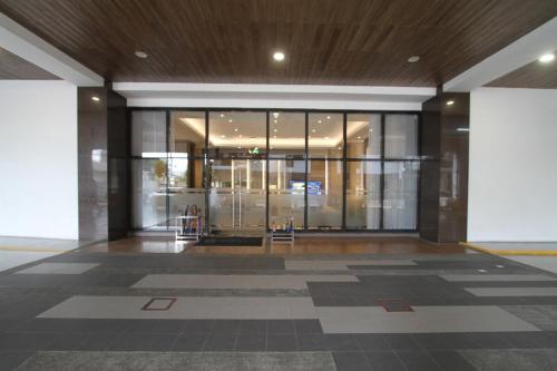 E&E Studio KingBed Cubao AranetaCity Pool Parking in Santolan