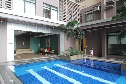 E&E Studio KingBed Cubao AranetaCity Pool Parking in Santolan