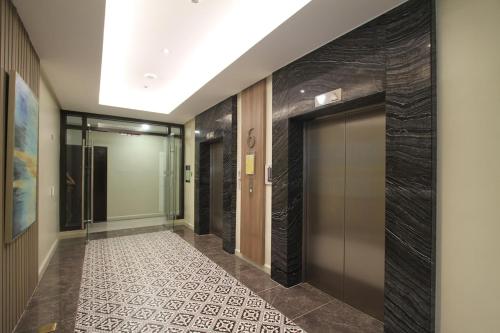 E&E Studio KingBed Cubao AranetaCity Pool Parking in Santolan