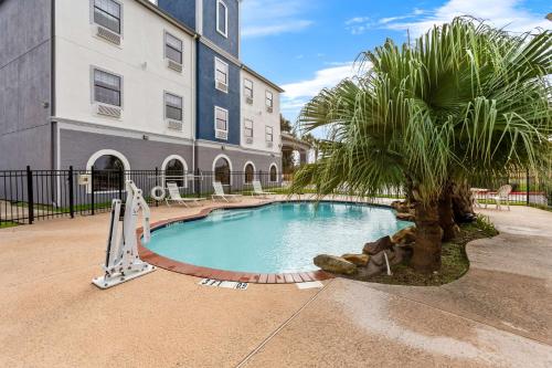 Econo Lodge Inn & Suites Beaumont - image 13