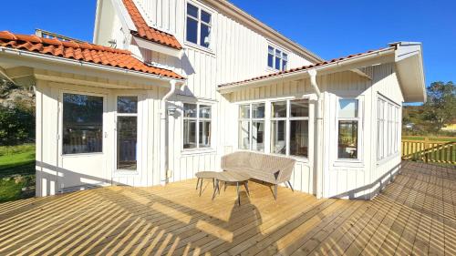 Family-friendly house close to sea & nature in Klövedal SE09145 (Family-friendly house close to sea & nature in Klovedal SE09145) in Mollösund
