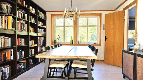Family-friendly house close to sea & nature in Klövedal SE09145 (Family-friendly house close to sea & nature in Klovedal SE09145) in Mollösund