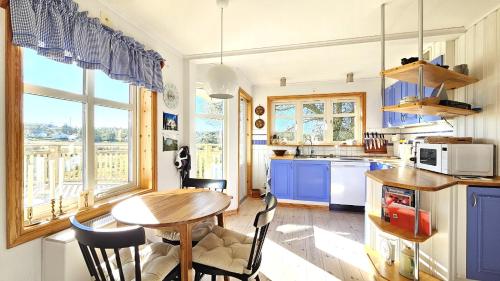 Family-friendly house close to sea & nature in Klövedal SE09145 (Family-friendly house close to sea & nature in Klovedal SE09145) in Mollösund
