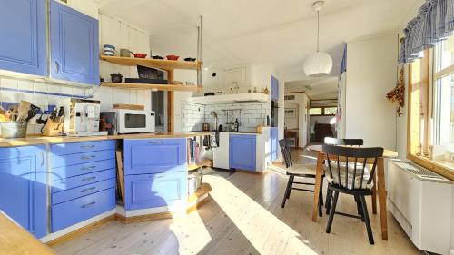 Family-friendly house close to sea & nature in Klövedal SE09145 (Family-friendly house close to sea & nature in Klovedal SE09145) in Mollösund