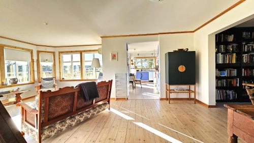 Family-friendly house close to sea & nature in Klövedal SE09145 (Family-friendly house close to sea & nature in Klovedal SE09145) in Mollösund