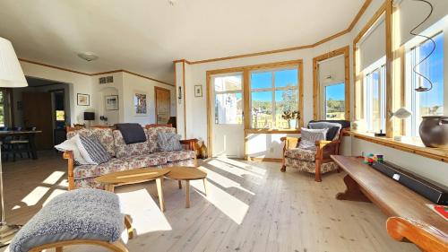 Family-friendly house close to sea & nature in Klövedal SE09145 (Family-friendly house close to sea & nature in Klovedal SE09145) in Mollösund