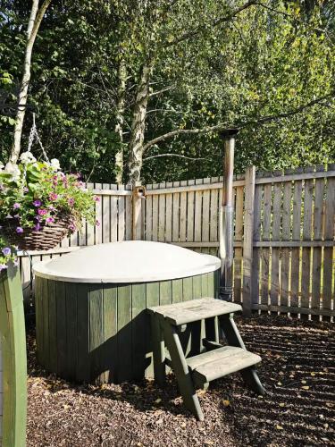 The Forest Pod - Wood Fired Hot Tub and Fire Pit in Stalmine