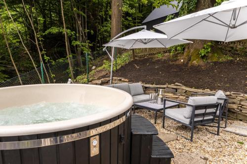 Beskydy Family Cottage, Hot Tub, Pets Welcome in Komorni Lhotka
