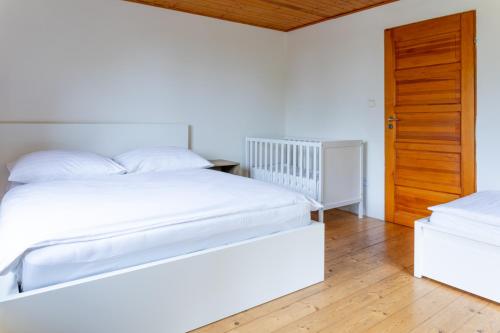 Beskydy Family Cottage, Hot Tub, Pets Welcome in Komorni Lhotka
