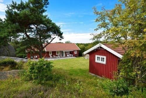 Two charming cottages in Hälleviksstrand SE09133 (Two charming cottages in Halleviksstrand SE09133) in Halleviksstrand