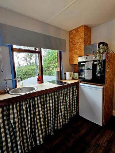 The Woodland Lodge - Wood Fired Hot Tub and Firepit in Stalmine