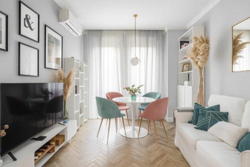 The Boutique Houses - Tram 14 Direct to Duomo - Tortona Design Apartment with Balcony - Milan City Center, Milán