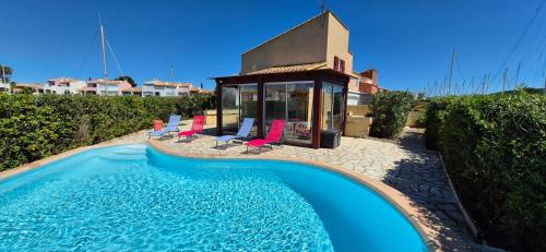 Villa sur l'ile des marinas avec piscine, parking et ponton privé