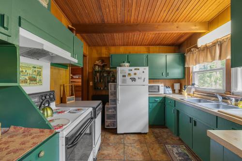 Bear Cub Retreat - A charming cabin less than a mile to Gatlinburg with 3 bedrooms 25 baths - image 4