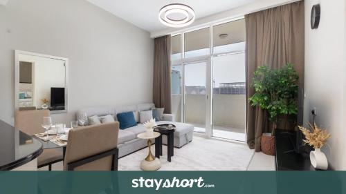 StayShort - Modern 1 Bed in JVC Sleeps 4 with City Views, Dubai