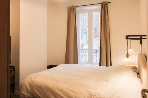 Bright apartment in the heart of Paris - image 4