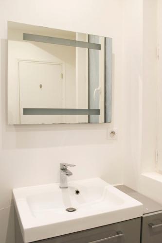Bright apartment in the heart of Paris - image 14