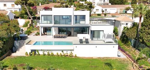 Villa MAKI, sea views heated pool and jacuzzi RDR411