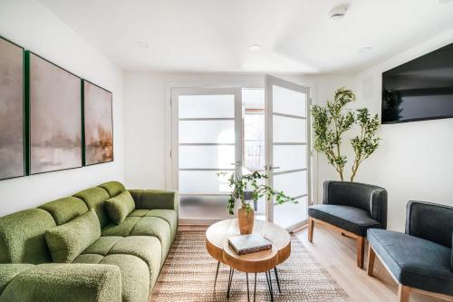 22nd Sleek Modern 1BR Gramercy - image 4
