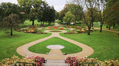 Nearby attraction, Spacious 6BR Home with Ensuite Perfect for Groups Stays in Wigan