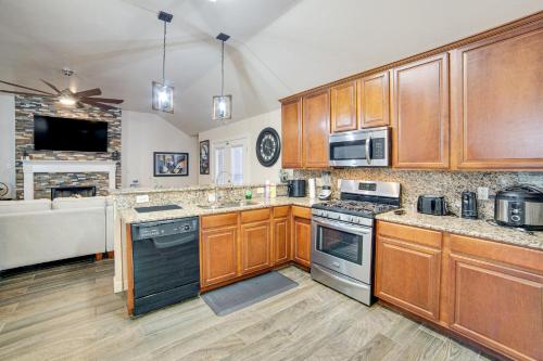 5 Mi to Cedar Hill SP & Joe Pool Lake: Family Home in Cedar Hill