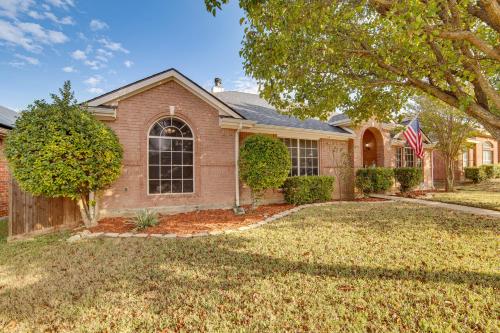 5 Mi to Cedar Hill SP & Joe Pool Lake: Family Home in Cedar Hill
