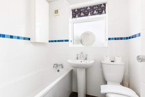 4-Bed Home for Contractors - Parking - Walk to Hospital - image 5
