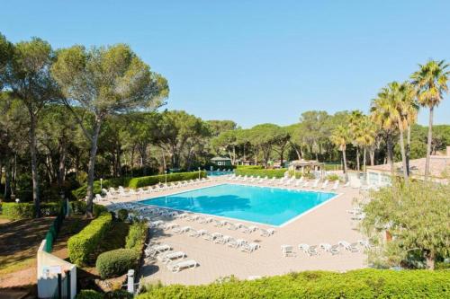 Swimming pool, Le Panorama des Pins - Terrasse, Golf, Piscine - Studio 4 pers in Vallon du Mal Temps