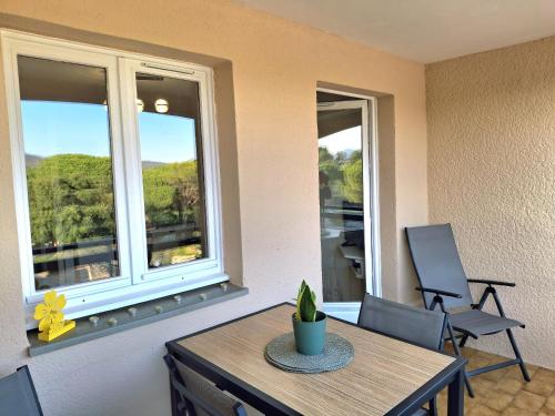 Balcony/terrace, Le Panorama des Pins - Terrasse, Golf, Piscine - Studio 4 pers in Vallon du Mal Temps